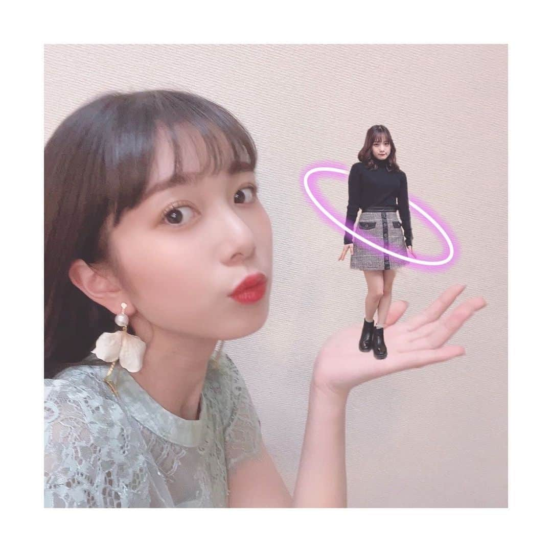 井上玲音さんのインスタグラム写真 - (井上玲音Instagram)「いつもと違うことしてみようと思って、メンバーを手に乗せてみました😂 ･ 最初は稲場さんに、後で全身写真撮ってもいいですか〜って聞いてたんです！ ･ そしたら、さゆきもやりたい！って高木さんも写ってくれました✌🏻 ･ #フィギュアスタンドキーホルダー みたい #juicejuice #高木紗友希 #稲場愛香 @sayuki_takagi.official  @manaka_inaba.official  #井上玲音」1月4日 21時26分 - rei_inoue.official