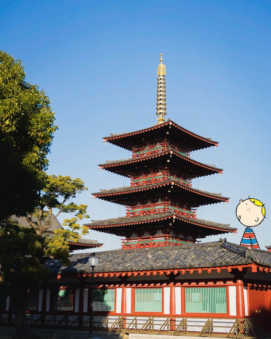 のインスタグラム：「I love exploring the grounds of Shitennoji Temple. The photogenic 5-story pagoda is located in the Central Temple, surrounded by a rock garden featuring carefully raked pebbles.   四天王寺の境内はボクのお気に入りの散策スポットの一つ。石垣に囲まれ中央にそびえる五重塔は大迫力😲  ————————————————————— #maido #withOsakaBob #OSAKA #osakatrip #japan #nihon #OsakaJapan #大坂 #오사카 #大阪 #Оsака #Осака #โอซาก้า #四天王寺 #shitennojitemple #osakatemple」