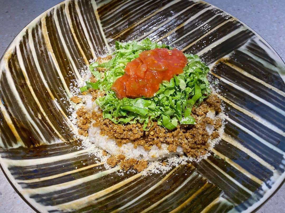 上江洌清作のインスタグラム：「タタタターコライス  と拳  安定の美味さ😘🤙🌴🔥⤴︎」