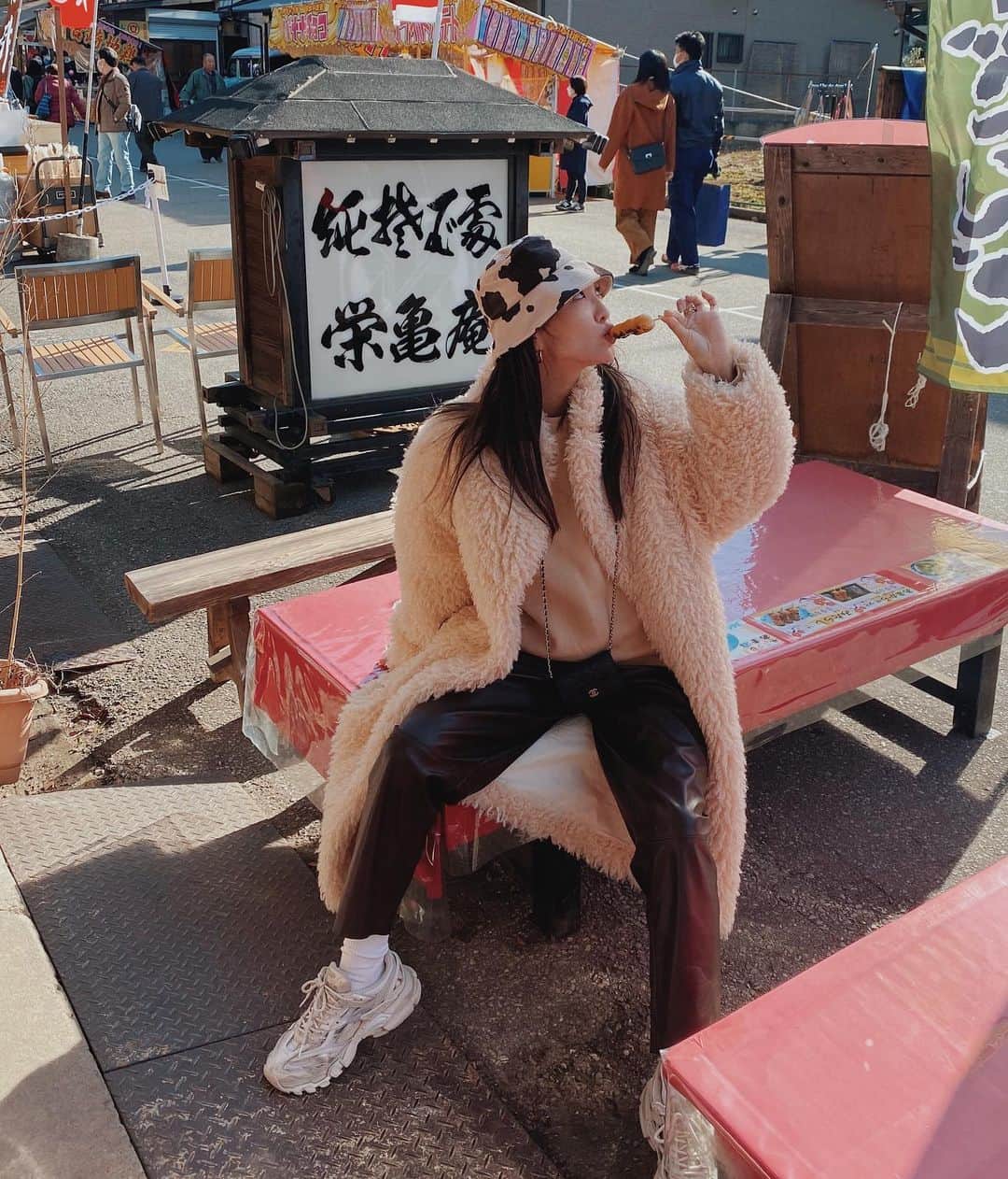 小竹麻美のインスタグラム：「明けましておめでとうございます🎍 今年もよろしくお願いします✨ 初詣は香取神宮へ⛩  🐮 #oku服 #thinkfur」