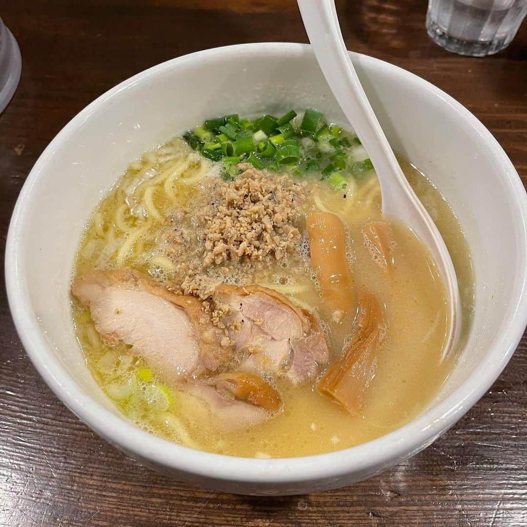 エンドウリョウさんのインスタグラム写真 - (エンドウリョウInstagram)「2020年の最後を締めくくったラーメン。 鷄の出汁めっちゃ美味いなんでこんなに素晴らしいのラーメンしか食べたくない オススメのラーメンあったら教えてください…！  THEME: 白 No.1  #9セレクト #レルエ #紫 #聞いてね #ラーメン  #麺スタグラム  #鷄の穴   ********* 新曲「紫」のリリース企画、9枚の写真を集めた「9セレクト」企画が好評だったため、シリーズ化しました👀  テーマに沿って集めた写真を3日ごとに投稿します。今月のテーマは「白」です。 お楽しみに👏🏻👏🏻👏🏻 *********」1月4日 21時22分 - ryo_lelle