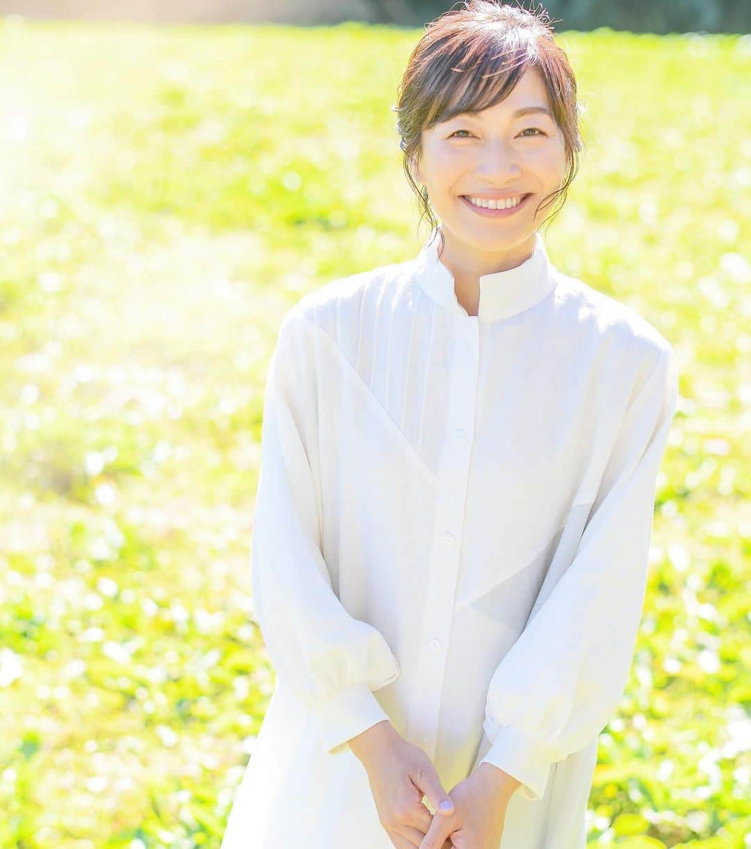玉城ちはるのインスタグラム：「【  君が射す光　】  私の楽曲をカバーして発表会で歌ってくれた動画を年末に女子高生が送ってくれました。  数年前に命の参観日にであった男の子が 僕の事覚えてる？と連絡をくれました。  娘が今年も生きてくれていましたと連絡をくださるお母さん🌸  大切な方を亡くされながらも同じような苦しみを抱える方の支援をコロナの中で続けているのだと教えてくださる方  ダウン症のお子さんにあう保育園を一生懸命探しながら、自身もどのように生きてゆきたいのか夢を語ってくれるお母さん  年賀状を見て覚えていますか？と  年明けからあったかいメッセージをたくさんの方が送ってくださっています。  その誰もが　  今どんなふうに生きているのか 大切なお話を聞かせてくださいます。  その誰もが  新しい一歩を困難な中でも今年も  また日々踏み出そうとしています。  君が射す光がまた他の誰かの道に  そうなってるんだろうなといろんな方の人生のお話を伺うたびに思います。  今年も沢山お話ししましょうね^_^  #君が射す光」