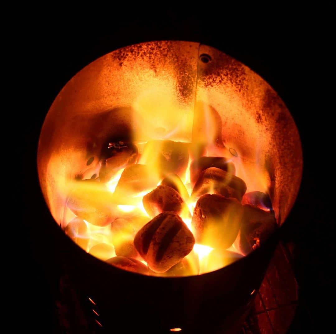 クッキングSパパのインスタグラム：「久し振りに火遊びしてます  火は見ていて飽きませんね。 せっかくなのでローストオニオン作ってます.  作ると言っても網の隅っこに玉ねぎを皮ごと入れて蓋をして放置するだけですが・・・   #炭火 #火遊び #BBQグリル #Sパパ #クッキングSパパ #ローストオニオン #料理好きな人と繋がりたい #papadesuyo777」