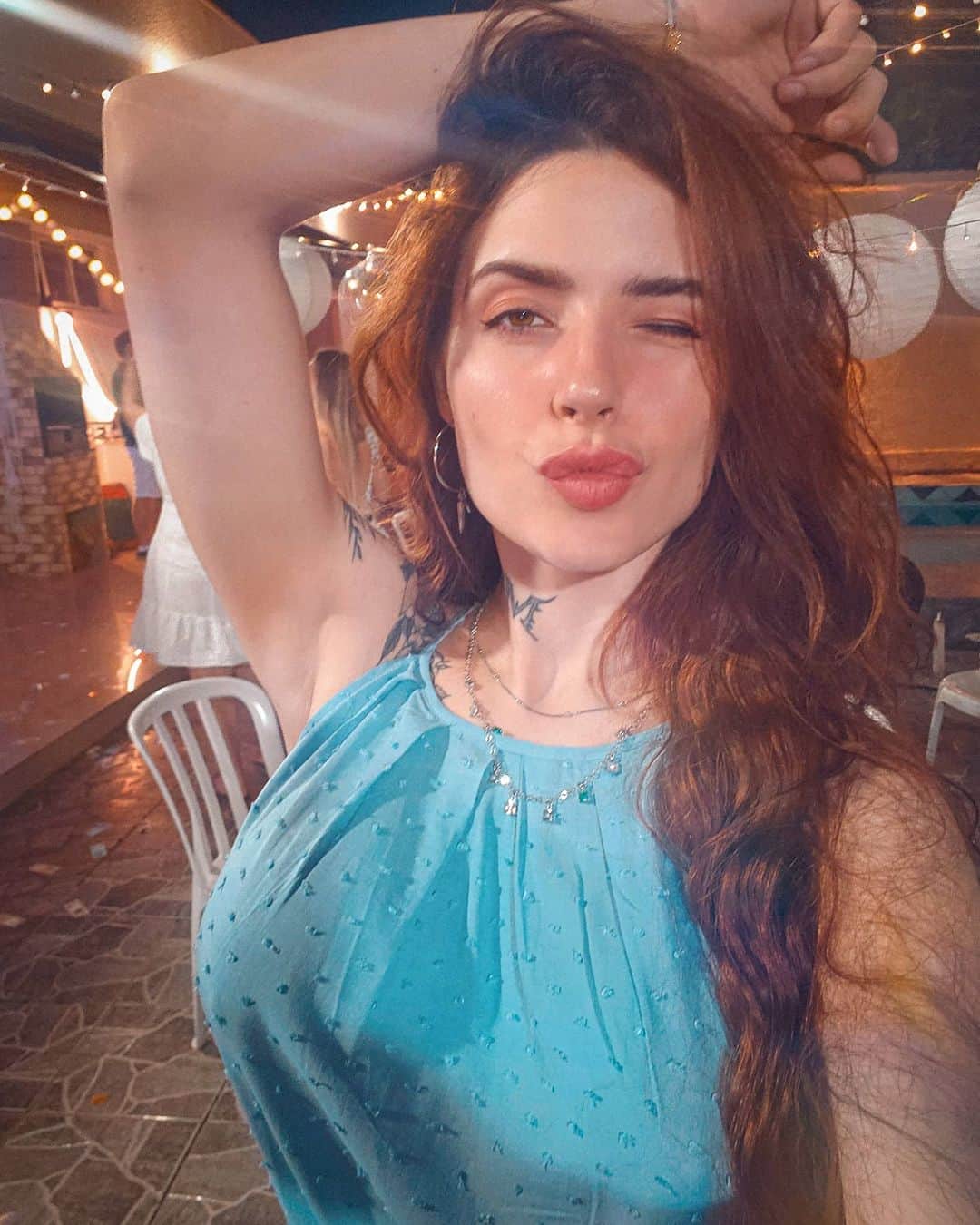 Anna Vargasのインスタグラム：「Agora sim, 2021 começou!!! 😁🙌🏻🎆 Desejo a vocês, meus caros seguidores e amigos, um ano de conquistas, de perseverança e de coragem.💪🏻 Vamos precisar ser fortes e pensarmos coletivamente, porque, a despeito da nossa torcida por um desfecho diferente, o ano virou, mas a batalha continua!⚔😷 Fica aqui uma sequência de fotos pra compartilhar com vocês um pouco do nosso Reveillon, só entre poucos amigos e família. Tudo feito de última hora e com simplicidade, mas curtimos demais juntos!!! Minhas amigas e eu nos divertimos no processo de fazer a decoração da festinha e foi uma delícia passar esse tempo com elas. 🥰 Particularmente, AMO esses rolês DIY e só de fazer isso, minha virada de ano feliz já estava garantida.😁 E vocês? Como passaram a virada de ano? . #FelizAnoNovo #2021 #Reveillon #Virada #FestadeAnoNovo #Friends #Love」