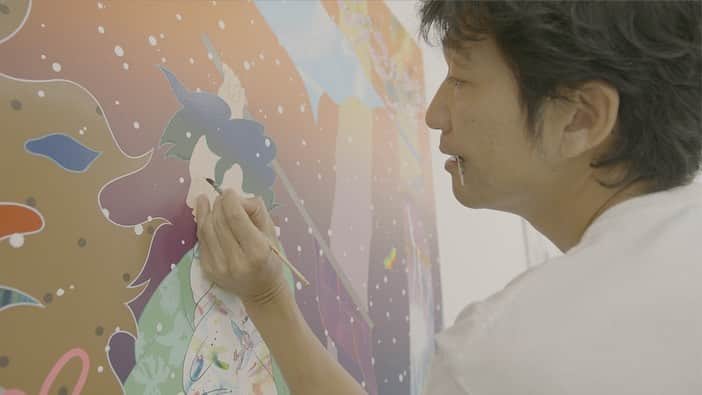 松山智一のインスタグラム：「１月９日（土）夜10時〜10:50時 放送 ＮＨＫ ＢＳ１ ドキュメンタリー『ザ・ヒューマン』  「届けなければアートはゴミだ　NY美術家　松山智一」  現代アートの最前線・ニューヨークで活躍する松山智一（４４）。「俺にはピカソのような才能はない」。日本人を中心に「勤勉なるチーム」を作り、欲望渦巻くアート界を駆け上がってきた。その作品はビル・ゲイツ、ナイキ、ドバイ王室。世界第一線の美術館にも収蔵される。２５歳で渡米して以来ほとんど帰国しなかったが、東京五輪に向けた大規模プロジェクトのため、２０２０年は凱旋帰国の年となるはずだった。しかし滞在中、新型コロナウイルスの波にのみ込まれる。チームと切り離され、出国できない。プロジェクトは頓挫し、チームは崩壊の危機。その３００日を、松山自身の自撮りやリモート撮影で記録。その先に、世界を股にかける思わぬ結末が待っていた。  Director : 内田利元Producer : 米本直樹 ————————— NHK BS 1 Documentary series “ The Human” , will air on Jan 9th (Sat) at 10pm, Japan time . Sharing 50 min of me.」