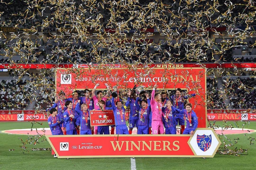 小川諒也のインスタグラム：「みんな優勝おめでとう🎊🎉㊗️ #ルヴァン杯 #優勝 #fctokyo #小川諒也」