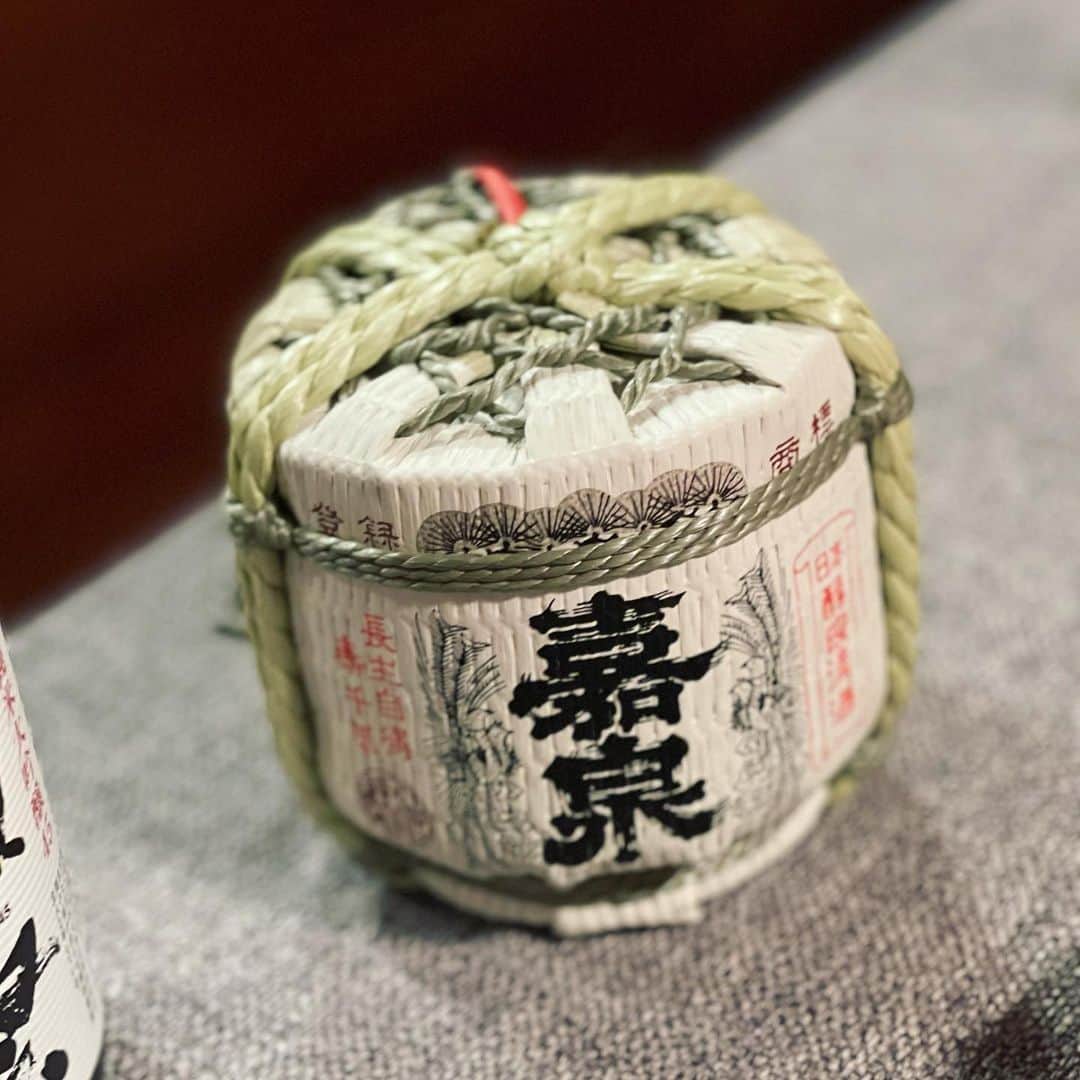 澤田泉美さんのインスタグラム写真 - (澤田泉美Instagram)「先日の晩御飯🐮 すき焼き〜🥰㊗️🍶  美味しゅうございました❤️  実家のすき焼きは、煮るタイプだったけど、 わたしは焼くのが好きです🤣笑 #すき焼き #日本酒#松坂牛#1kg #美味しかった #飲んでばっかり #日本酒#鏡開きしたかった #けど#裏に注ぎ口がついてたよ#😭 #2021 #izmeshi」1月4日 21時35分 - izumi.sawada