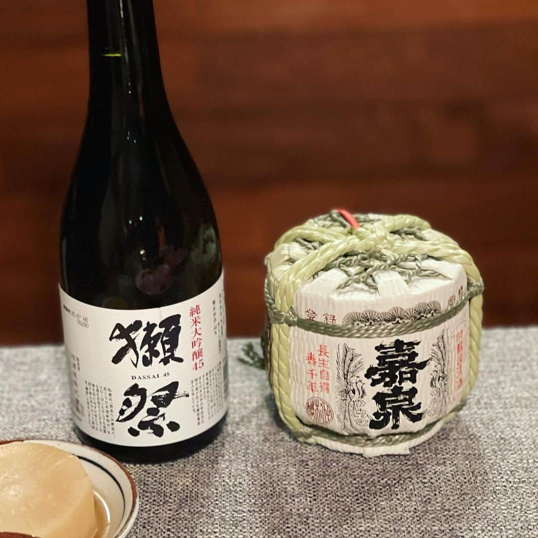 澤田泉美さんのインスタグラム写真 - (澤田泉美Instagram)「先日の晩御飯🐮 すき焼き〜🥰㊗️🍶  美味しゅうございました❤️  実家のすき焼きは、煮るタイプだったけど、 わたしは焼くのが好きです🤣笑 #すき焼き #日本酒#松坂牛#1kg #美味しかった #飲んでばっかり #日本酒#鏡開きしたかった #けど#裏に注ぎ口がついてたよ#😭 #2021 #izmeshi」1月4日 21時35分 - izumi.sawada