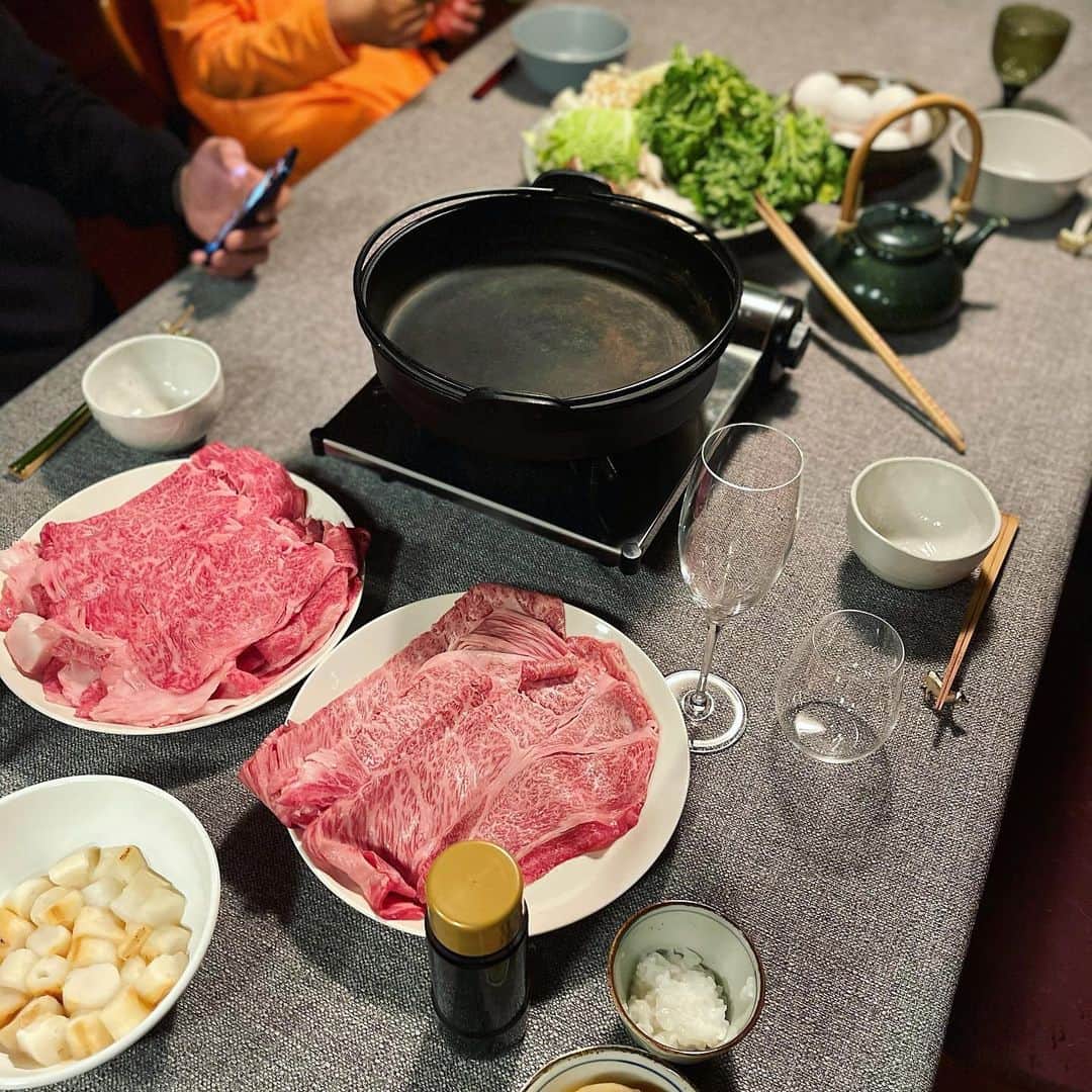 澤田泉美さんのインスタグラム写真 - (澤田泉美Instagram)「先日の晩御飯🐮 すき焼き〜🥰㊗️🍶  美味しゅうございました❤️  実家のすき焼きは、煮るタイプだったけど、 わたしは焼くのが好きです🤣笑 #すき焼き #日本酒#松坂牛#1kg #美味しかった #飲んでばっかり #日本酒#鏡開きしたかった #けど#裏に注ぎ口がついてたよ#😭 #2021 #izmeshi」1月4日 21時35分 - izumi.sawada