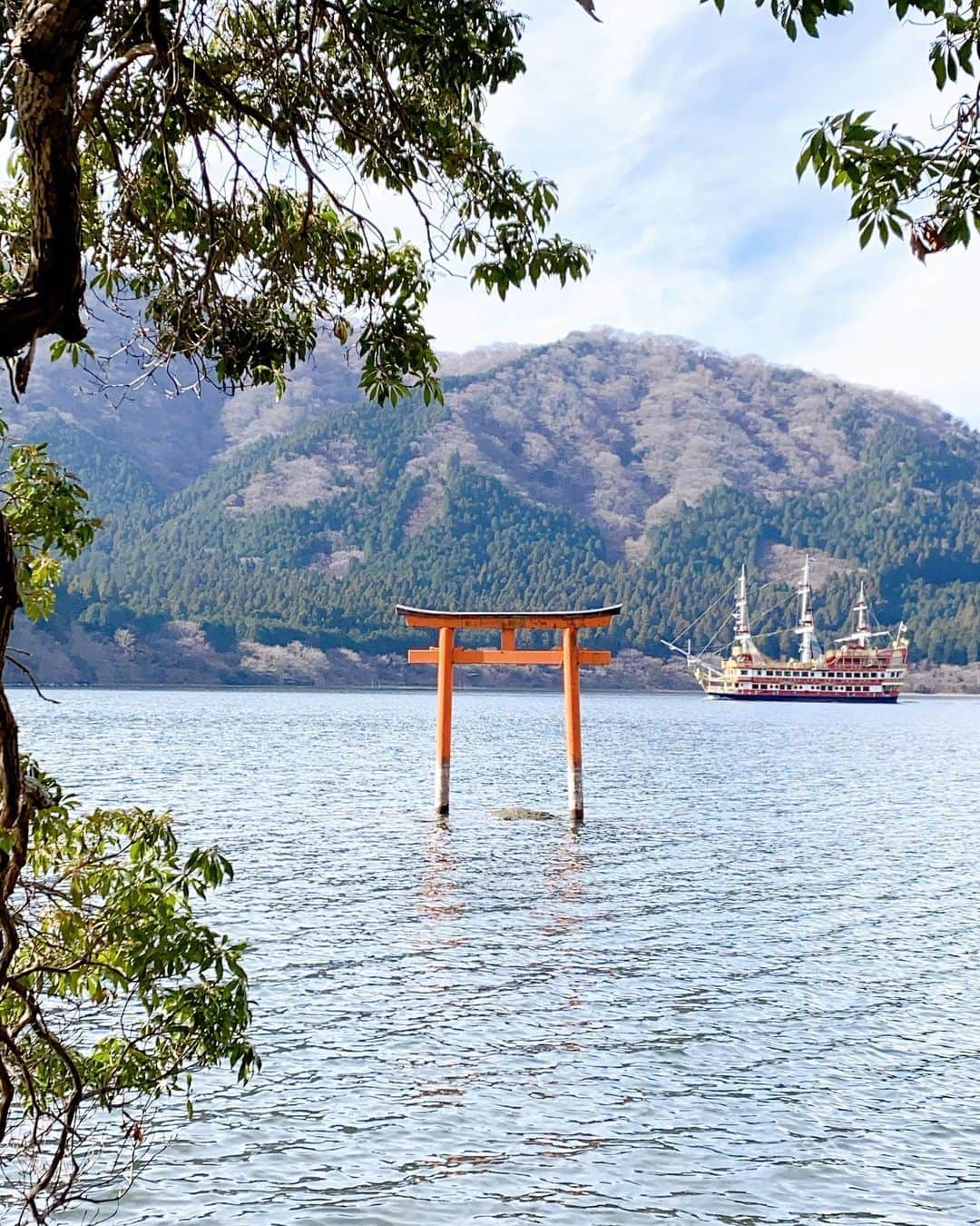吉田沙世さんのインスタグラム写真 - (吉田沙世Instagram)「新年明けましておめでとうございます🎍  本年もどうぞよろしくお願い致します。 今年は皆さまが健康で心穏やかな一年となりますように😌  芦ノ湖から見えた富士山、綺麗だったな🙏✨⛩」1月4日 21時27分 - sayobaby