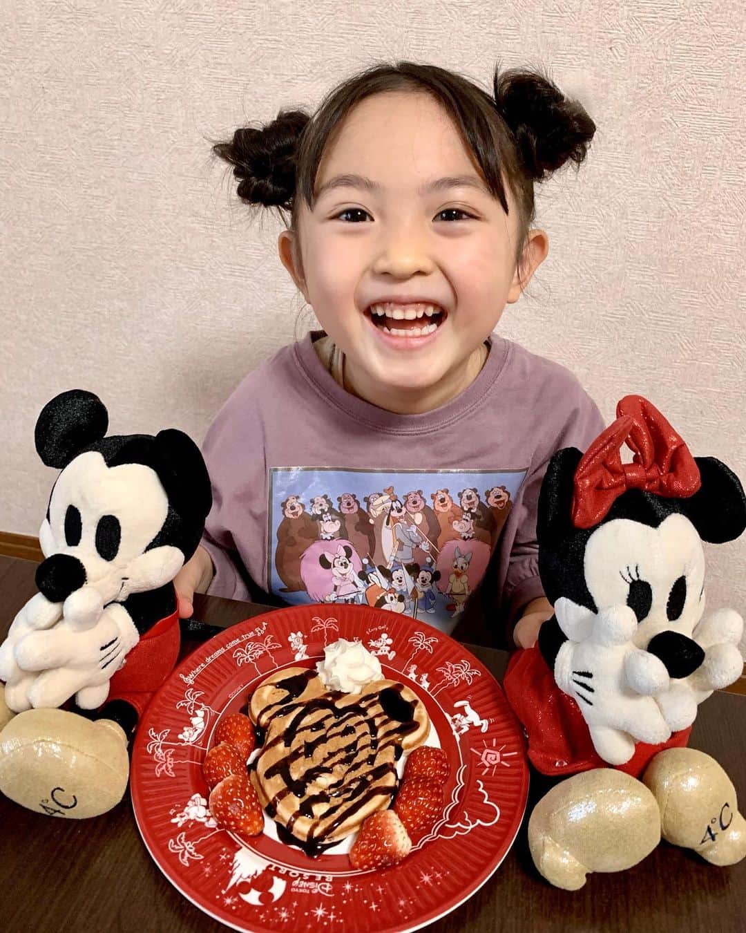 satomiのインスタグラム：「🧇🍓🍫 . . おうちでミッキーワッフルを 食べられるって最高〜😍👍❤️❤️ . このお皿とミッキーワッフルメーカー、 最近パークで買った物で1番お気に入り🍽 . ホットケーキミックスで簡単に作れるし めちゃくちゃハッピーな気分に なれるからおすすめです☺️💓💓 . 食べるときはパークの音楽をYouTubeで流して ディズニー気分を味わってるよ😋⭐️ . . 次はいつ行けるかなぁ🏰🌋 . . . #5歳 #ディズニー #ディズニーランド #ミッキーワッフル #ミッキーワッフルメーカー #おうちディズニー #おうちディズニーカフェ #お団子ヘア」