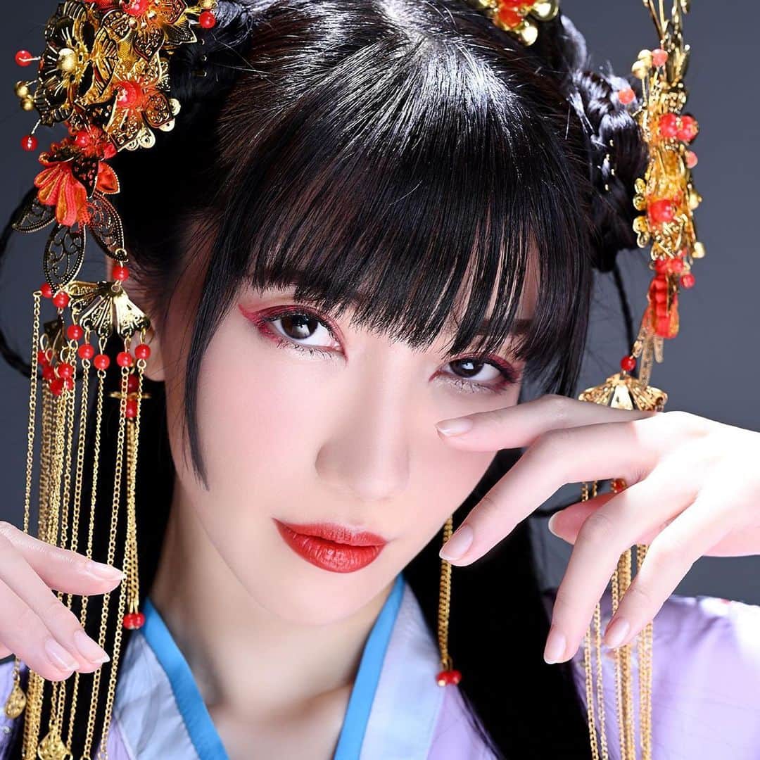街子のインスタグラム：「中国メイクが気分です。 パール感のあるハイライト、赤みのアイシャドウ、赤い口紅。 九尾の狐、妲己のイメージ。  #中国メイク  #中国コスメ」