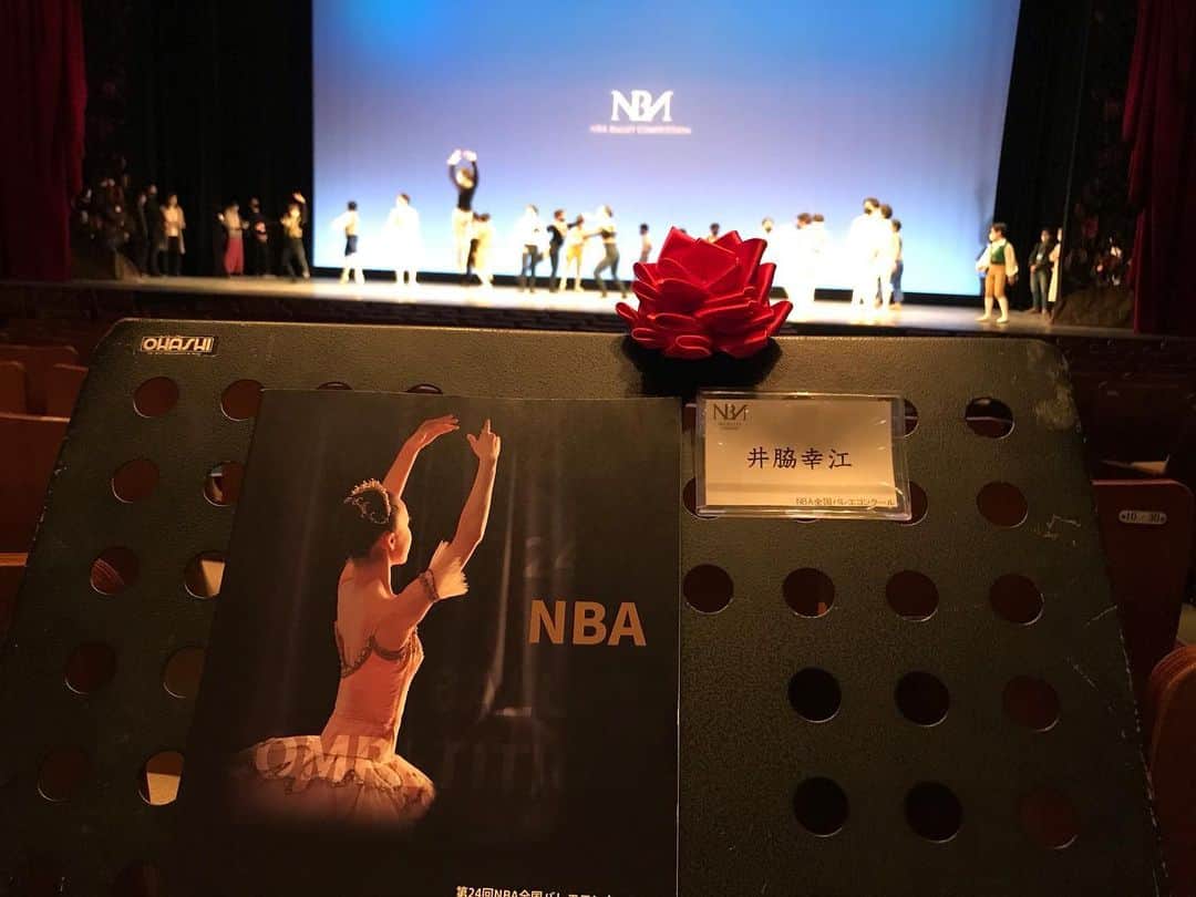 井脇幸江さんのインスタグラム写真 - (井脇幸江Instagram)「第24回 NBA全国バレエコンクールの審査員を務めさせていただきました。 @nbaballetcompany   予選最終日、審査員の皆さまと📸🥰  審査員に加えていただき、今年で5年目になりますが、全国からこの日のために練習を重ねてきた出場者の皆さんと、指導者の先生方のバレエ愛と師弟愛に触れ、学びの多い場なので、毎年楽しみに参加させていただいています。  マスクも服装に合わせて、連日 @atelieryoshino さんです😘  明日、明後日はいよいよ決勝🔥体調に気をつけて、皆さんのびのび踊って下さいね❣️  #Ballet #Dancer #バレエ #バレエダンサー #芸術 #芸術観賞 #舞台 #stage #美の世界 #Iwaki Ballet Company #バレエスタジオ #バレエ教師 #バレエ教室 #美しい #楽しい #人生 #審査員 #久保紘一 #石井竜一 #平山素子 #キミホハルバート #中村恩恵 #井脇幸江」1月4日 21時30分 - yukie.iwaki