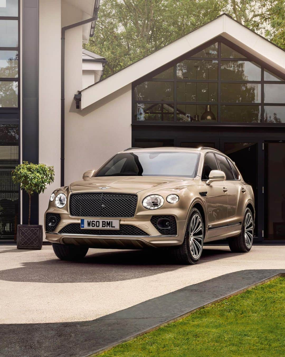 ベントレーさんのインスタグラム写真 - (ベントレーInstagram)「The versatility of an SUV, the performance of a #Bentley, and the efficiency of a #hybrid. Introducing the #NewBentayga Hybrid. Discover more through the link in bio. _ Bentayga Hybrid is currently available to order in USA, Canada, Puerto Rico and China」1月4日 21時30分 - bentleymotors