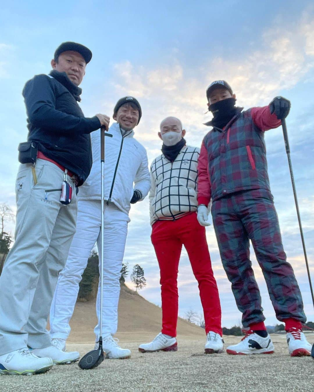 宇賀神友弥さんのインスタグラム写真 - (宇賀神友弥Instagram)「家族でgolf🏌️‍♂️  スコアはさておき楽しかったー✨  親父のゴルフバッグのくせ強すぎ🤣  #宇賀神友弥#宇賀神家#宇賀神三兄弟」1月4日 21時30分 - ugajin.no3