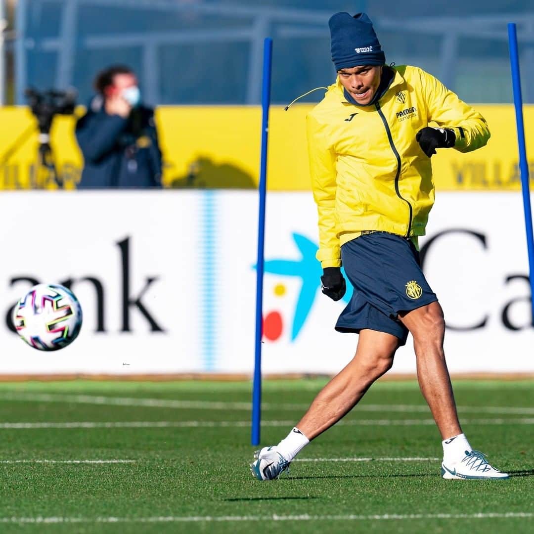 ビジャレアルCFのインスタグラム：「Bastante fresquito en el entrenamiento de hoy 🥶... . Just a bit chilly in training today 🥶... . #villarreal #futbol #football #soccer #laliga」