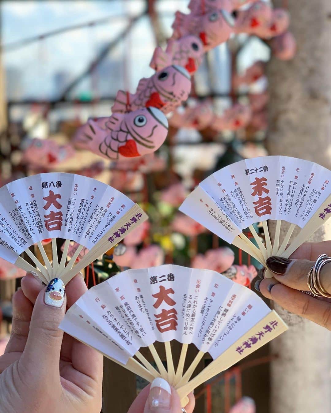 のインスタグラム：「. 初詣⛩ 扇子のおみくじ、可愛かった❤️ 大吉でした🥳 ここにくるまでの階段しんどかったです。笑 #北野天満神社#扇子みくじ  #初詣#神戸#神戸初詣 #kobe」