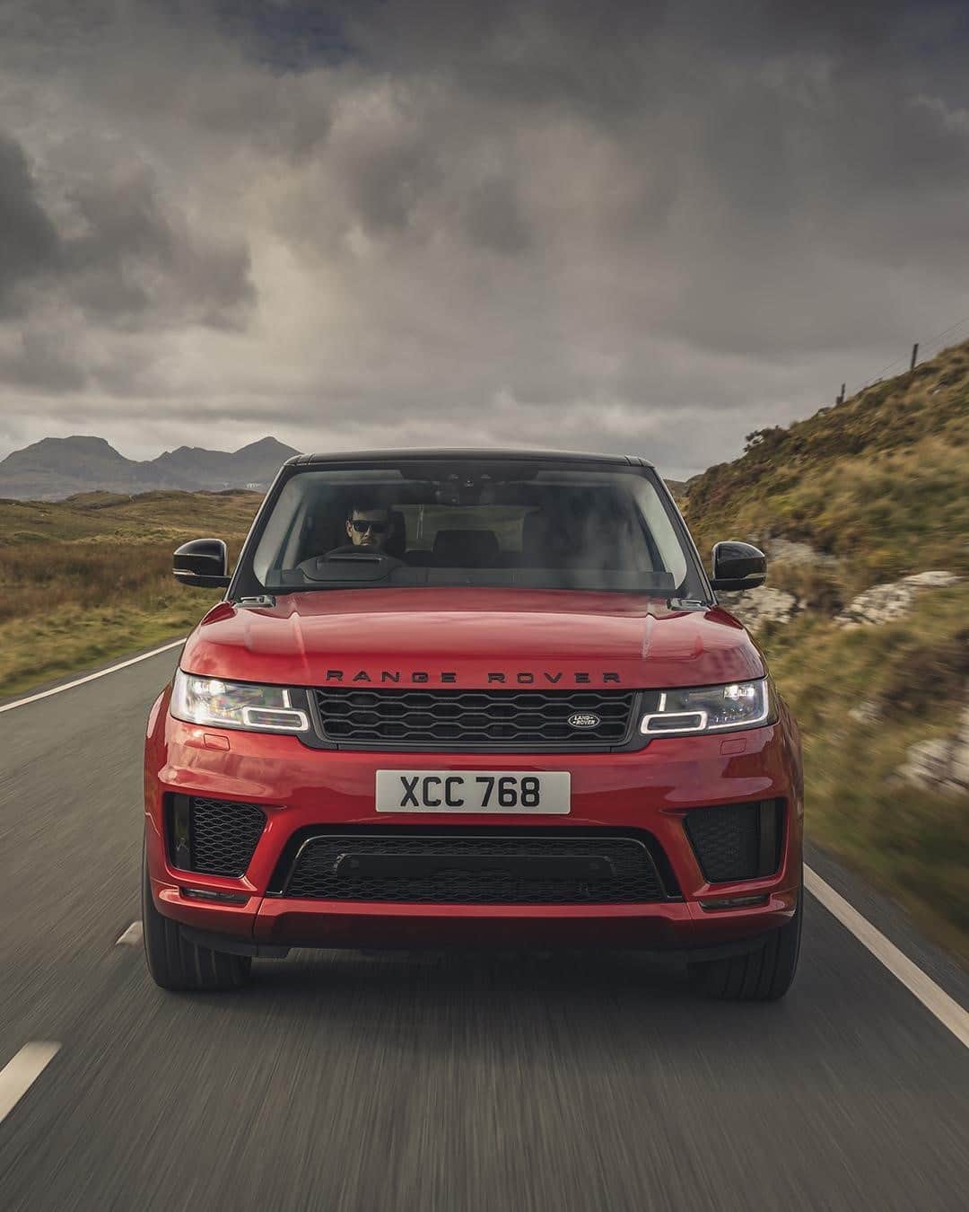 Land Roverさんのインスタグラム写真 - (Land RoverInstagram)「The leading edge of dynamic SUV performance - #RangeRoverSport.  Experience it by searching "Range Rover Sport test drive"  #LandRover #FirenzeRed #AutomotiveDesign #CarDesign #LuxurySUV #PerformanceSUV」1月4日 21時31分 - landrover