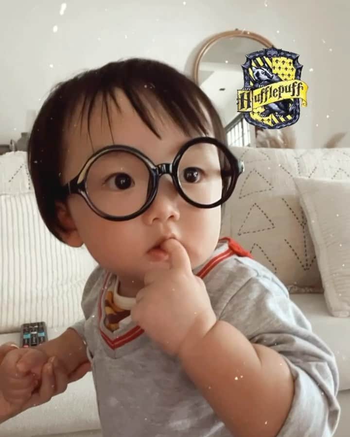MOMOツインズのインスタグラム：「First day at Hogwarts 🪄 Hmm...which house do I belong to? #thesortinghatdecides #firstdayofschool #harrypotter #babypotter」