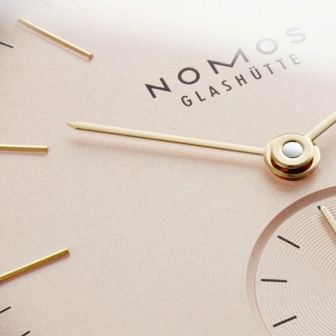 ノモスさんのインスタグラム写真 - (ノモスInstagram)「We're taking a closer look at one of our more feminine models—which combines gold hands with a rose pink dial. Can you tell which watch it is? #MacroMonday」1月4日 21時44分 - nomos_glashuette