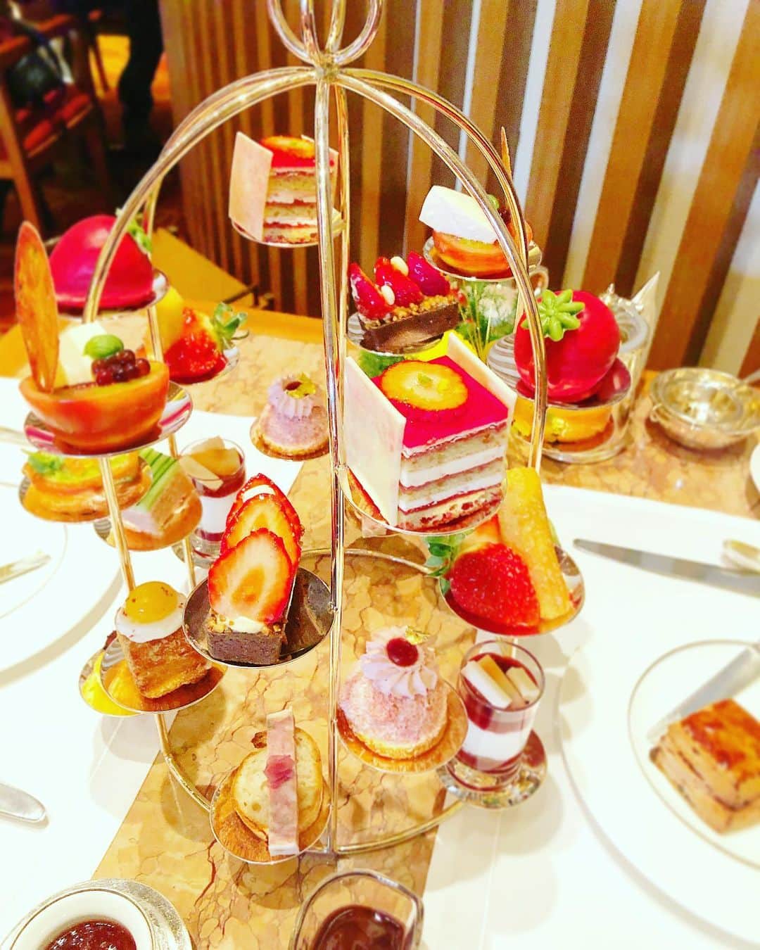 のインスタグラム：「.﻿ ﻿ 𝐒𝐭𝐫𝐚𝐰𝐛𝐞𝐫𝐫𝐲 𝐀𝐟𝐭𝐞𝐫𝐧𝐨𝐨𝐧 𝐓𝐞𝐚﻿ 𝐚𝐭 𝐓𝐇𝐄 𝐏𝐄𝐍𝐈𝐍𝐒𝐔𝐋𝐀 𝐓𝐎𝐊𝐘𝐎♥️♥️﻿ ﻿ ﻿ 今年最初のアフタヌーンティーは @thepeninsulatokyo で3/14まで開催のストロベリーアフタヌーンティー🍰🥰🍴✨✨　 ﻿ ﻿ ﻿ 生演奏を聴きながら寛げる 𝐓𝐡𝐞 𝐋𝐨𝐛𝐛𝐲 で新年の気持ちにぴったりのとっても華やかなティースタンドに乗った 可愛いスイーツを楽しみました🎂♥️﻿♥️ ﻿ ﻿ ﻿ ﻿ ﻿ ﻿ #peninsulatokyo #peninsula #peninsulahotel #hotellovers #ペニンシュラ東京 #ホテル #hotel #afternoontea #アフタヌーンティー #ホテル好きな人と繋がりたい #ホテルアフタヌーンティー #アフタヌーンティー好きな人と繋がりたい #ペニンシュラ #いちごスイーツ #苺 #いちご #ストロベリー #スイーツ #スイーツ好きな人と繋がりたい #スイーツ巡り #ホテルスイーツ」