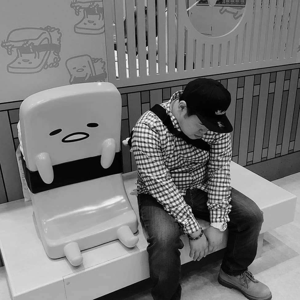 あしべのインスタグラム：「この感じだと 今年の誕生日は、 大人しく自粛だな😭 年に一回なのに······  #あしべ #ものまね #緊急事態宣言  #自粛 #誕生日 #1月28日」