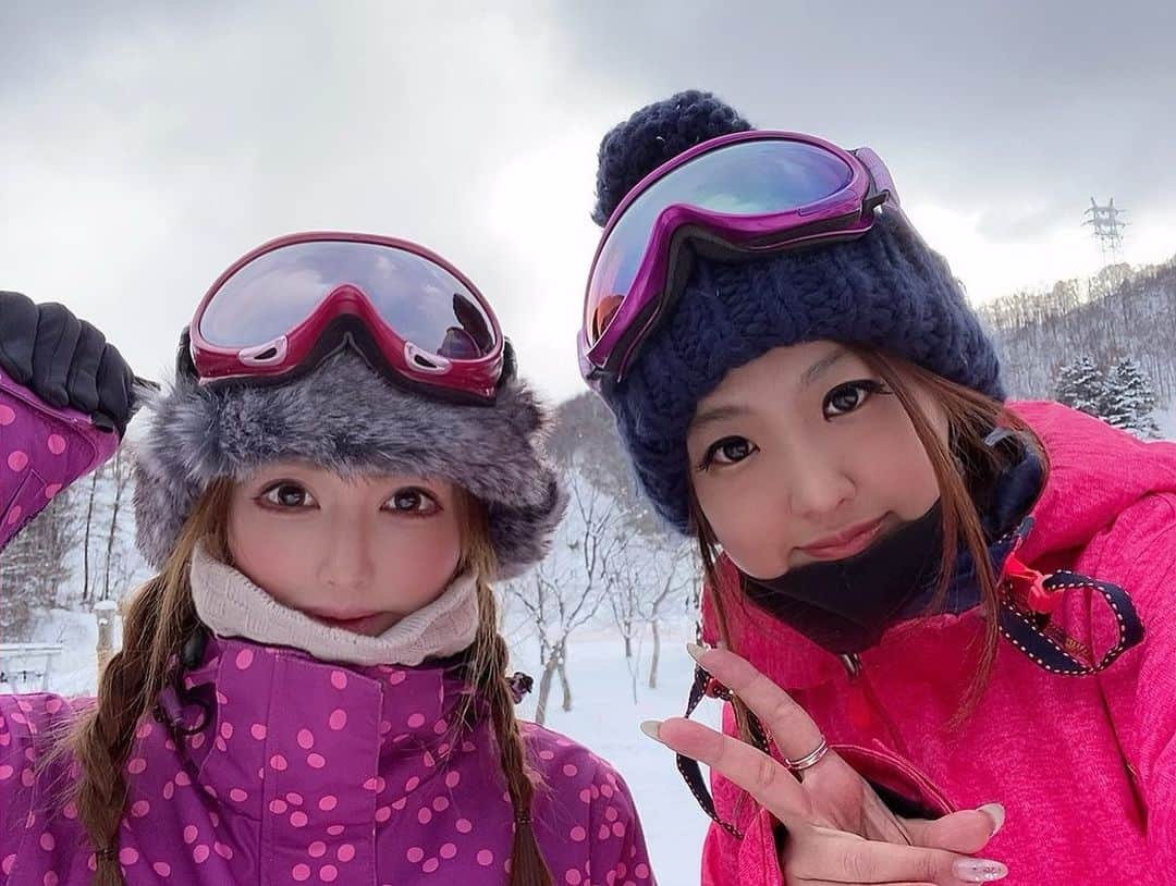 北山美奈さんのインスタグラム写真 - (北山美奈Instagram)「4、5年ぶりのスノボ⛷2時間コース✌️ 近所のつばさと行ってきた🎿誘われなかったら今年も行かなかったと思う😂 初回ガチガチで怖かったぁぁ。マジ骨だけは折りたくないと怖くて🦴😵 年スタートのリフトが一番緊張しませんか❓ 次は何年後かな？🤣 靴だけ買ったからあと一回くらいいくかな笑」1月4日 21時42分 - rin_minakitayama