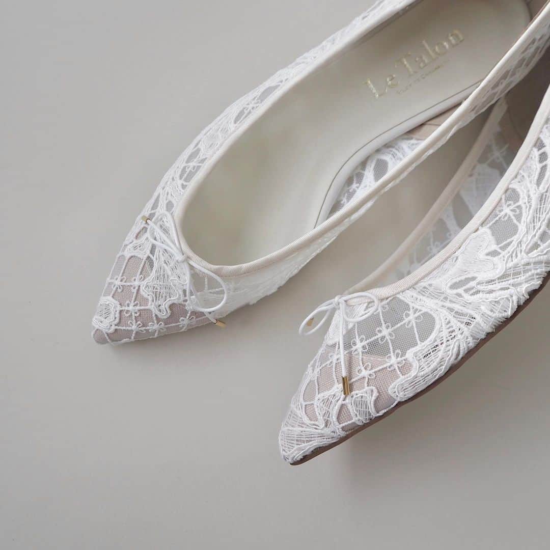 のインスタグラム：「#lace ﻿ ﻿ リーフ柄の華やかなレースとチュールを合わせた、レースシリーズが登場！﻿ ヴィンテージ調の大ぶりなレースとチュールの上品な透け感で、足元を軽やかに演出。﻿ 長く寒い冬のマンネリを解消するには、無理なく足元から春を取り入れるのがオススメです。﻿ ﻿ ※九州エリアのみ各店頭発売日＋1日﻿ EC通常発売は入荷され次第順次 ﻿ ▶︎ ポインテッドチュールレースバレエ﻿ ¥9,800(+tax)﻿ Size：21.0-25.5cm﻿ Color：white,black﻿ 品番：21182820152320﻿ ※1/9(土)店頭発売﻿ ﻿ ▶︎ GRISE レースバレエ﻿ ¥11,000(+tax)﻿ Size：22.0-25.5cm﻿ Color：white,black﻿ 品番：21192820206910﻿ ※1/10(日)店頭発売﻿ ﻿ ▶︎ レースバレエミュールフラット﻿ ¥9,500(+tax)﻿ Size：SS-LL﻿ Color：white,black﻿ 品番：21182820206310﻿ ※1/7(木)店頭発売﻿ ﻿ —————————————————﻿ ﻿ 外出せずともファッションを楽しんで頂けるように、営業中のLe Talon全店舗で、店舗通信販売を送料無料で承っております。﻿ ﻿ 【店舗通信販売（Eコレクト）】﻿ 店舗まで、お気軽にお問い合わせ下さいませ。﻿ ※お時間によってはお電話の繋がりにくい場合がございます。﻿ ご理解のほど、宜しくお願い申し上げます。﻿ ﻿ ﻿ #LeTalon #ルタロン #GRISE #LeTalonGRISE #グリーズ #shoes #小さいサイズの靴 #大きいサイズの靴 #シューズ #フラットシューズ #大人コーデ #バレエシューズ #ミュール #ウェディングシューズ」