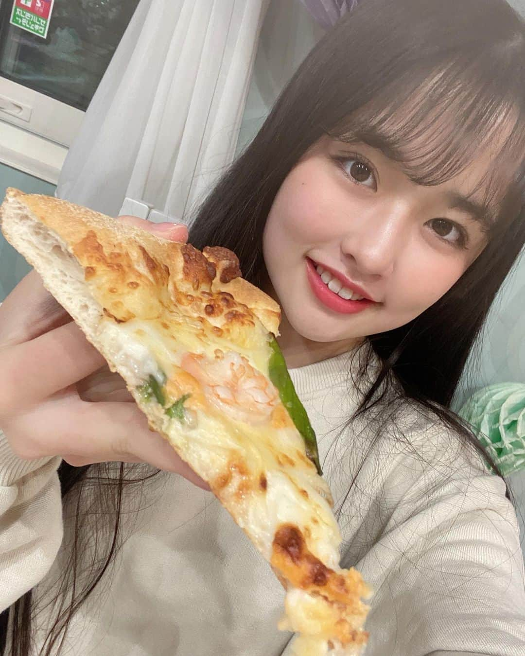 りりさんのインスタグラム写真 - (りりInstagram)「ピザ買いに❤️  お久のピザ美味しかった💛🙃💛🙃💛  #showroom #おりりroom #Popteen #芸能部 #topteens #トップティーンズ #jmix #ジェイミックス #model #モデル #jc2 #07 #りり」1月4日 21時53分 - riiiiiriiii0308