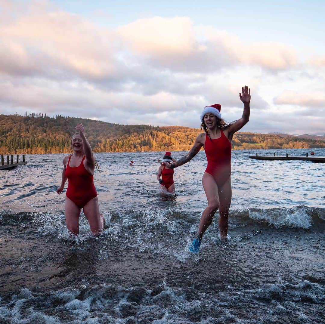 スピードさんのインスタグラム写真 - (スピードInstagram)「@wonderfulwildwomen enjoying (& braving!) a chilly but beautiful Christmas Eve swim in Windermere Lake, England ✨💙❄️   #Speedo #LoveToSwim #Swimming」1月4日 21時53分 - speedo