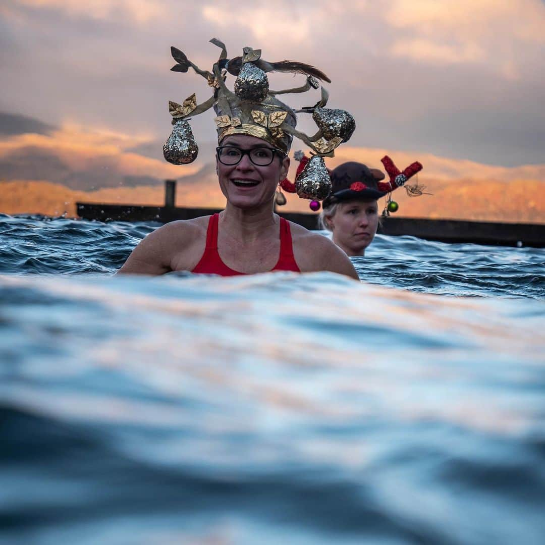 スピードさんのインスタグラム写真 - (スピードInstagram)「@wonderfulwildwomen enjoying (& braving!) a chilly but beautiful Christmas Eve swim in Windermere Lake, England ✨💙❄️   #Speedo #LoveToSwim #Swimming」1月4日 21時53分 - speedo