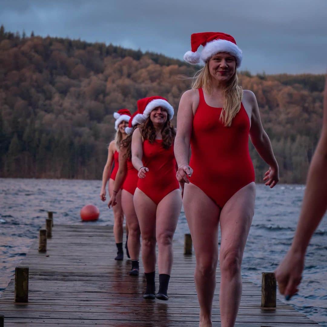 スピードさんのインスタグラム写真 - (スピードInstagram)「@wonderfulwildwomen enjoying (& braving!) a chilly but beautiful Christmas Eve swim in Windermere Lake, England ✨💙❄️   #Speedo #LoveToSwim #Swimming」1月4日 21時53分 - speedo