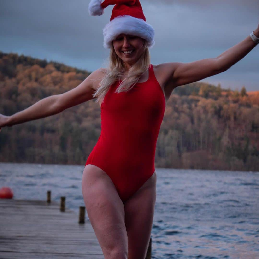 スピードさんのインスタグラム写真 - (スピードInstagram)「@wonderfulwildwomen enjoying (& braving!) a chilly but beautiful Christmas Eve swim in Windermere Lake, England ✨💙❄️   #Speedo #LoveToSwim #Swimming」1月4日 21時53分 - speedo