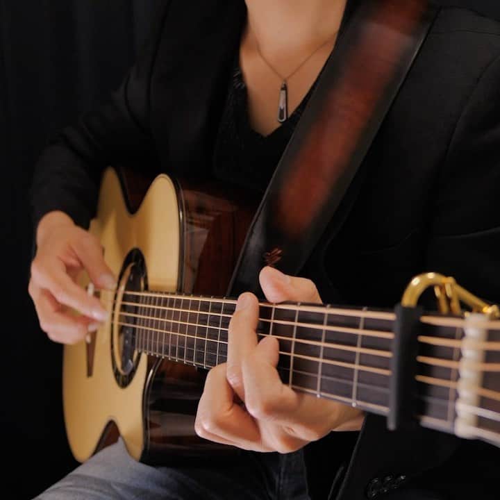 松井祐貴のインスタグラム：「魔訶不思議アドベンチャー！ -Arranged by Yuki Matsui-﻿ YouTube→https://www.youtube.com/c/YukiMatsuiOfficial﻿ ﻿ ♪﻿ ♪﻿ ♪﻿ ﻿ #yukimatsui #松井祐貴 #fingerstyle #fingerstyleguitar #fingerpicking #acoustic #acousticguitar #pickariff @pickariff #guitarsdaily @guitarsdaily #guitarstagram @guitarstagram #solosection #guitarsarebetter @guitarsarebetter #talentedmusicians #lickwars @lickwars #riffwars  @riffwars #riffwarsacoustic #pickupmusic #acousticartists #musicians #guitarplayer #instaguitar  #DaddarioStrings  #shubbcapos @shubbcapos #keystone #keystonestringedinstruments #dragonball #dragonballz #anime  #魔訶不思議アドベンチャー #makafushigiadventure」