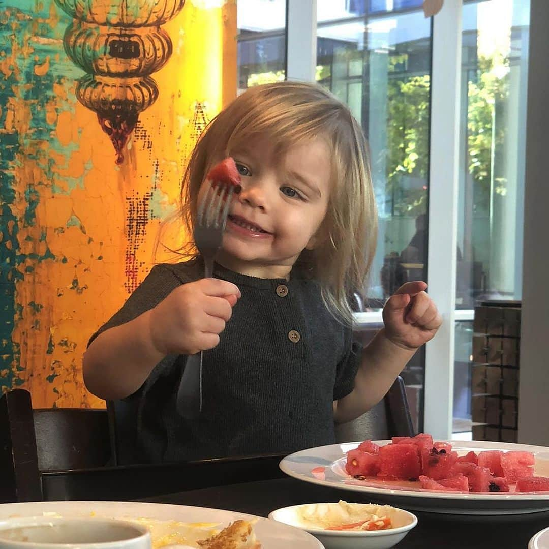 アルトゥール・ボルツさんのインスタグラム写真 - (アルトゥール・ボルツInstagram)「Miłość mojego życia... Arbuz... Love of my life... Watermelon...❤️😍❤️😀 #noahborucmannei #noahboruc #boruc」1月4日 21時51分 - arturboruc