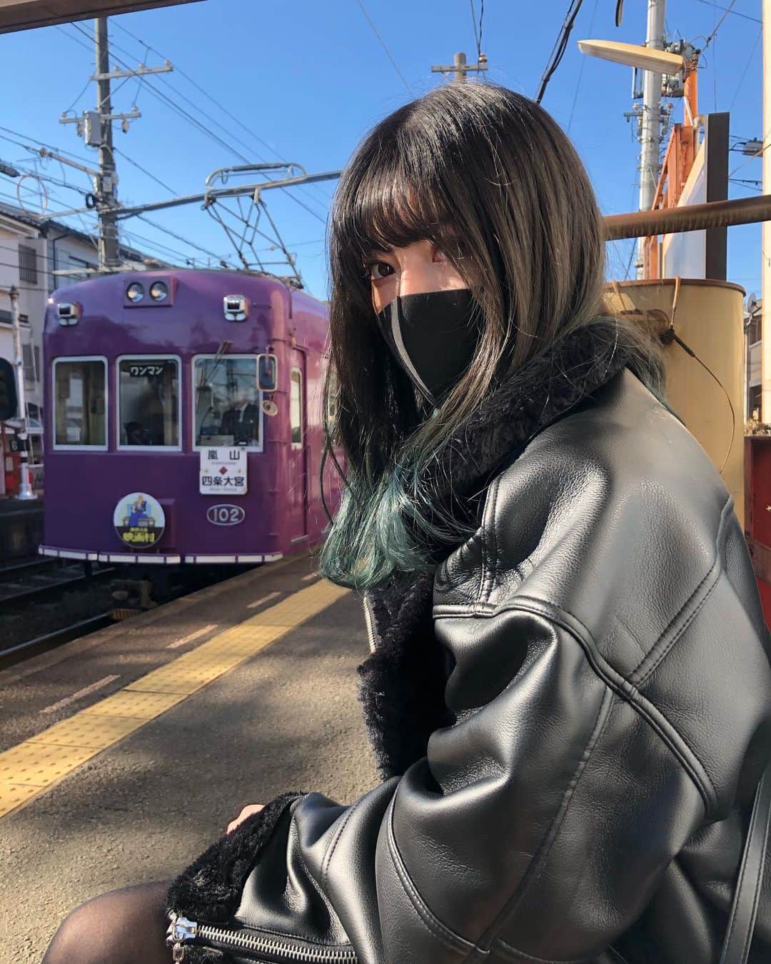 日下部美愛のインスタグラム：「京都最高でした、今日ではない  #京都 #photo #japan #model #me #hair #fashion #fashionblogger #makeup  #followme #instagood #camera #instadaily #dailylook #한국 #맞팔 #사진 #데일리 #裾カラー #裾カラーブルー #グラデーションカラー #韓国ヘア」