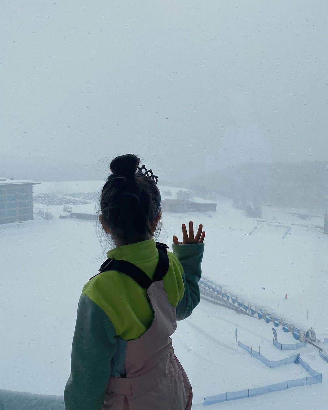 翁安芸さんのインスタグラム写真 - (翁安芸Instagram)「真っ白な大雪でも外に行きたい🎿❄️  スキーはほどほどに、雪遊びがしたい💖  #niseko #winterwonderland #parkhyattniseko #roxy #zarakids #snowsnowsnow」1月4日 21時51分 - akinyc