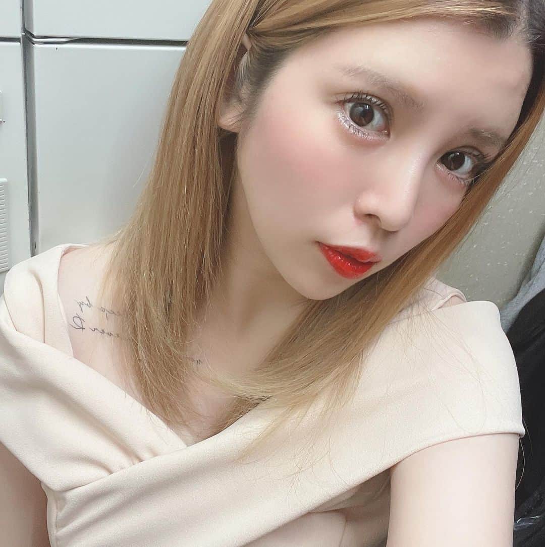 坂口杏里のインスタグラム：「club  SLOW 新宿区歌舞伎町1-9-6 三経32ビル3F 0332008522  オープンいたしました❤️ 年明けは club  SLOW にて、盛り上がりましょ😊 私はlastまでいます💁‍♀️ なにかご不明な点がございましたら、お店へお電話ください💕✨」