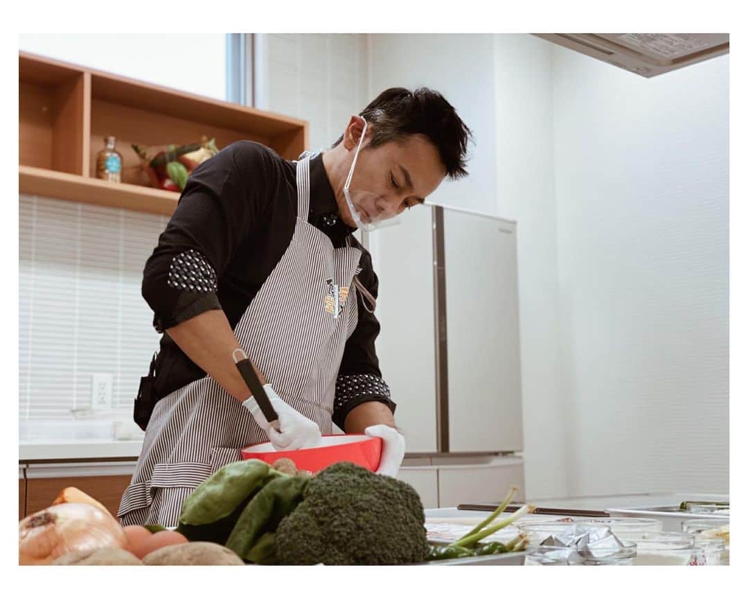 元木行哉のインスタグラム：「元日生放送SPの時の様子🍽﻿ 悔しかったなーっ！﻿ ﻿ ホワイトシチュー、片栗粉は入れない。焦がさない笑﻿＿φ(￣ー￣ ) ﻿ #staysafe #テレビで初披露 #料理 #クッキング #元木行哉 #負けず嫌い」