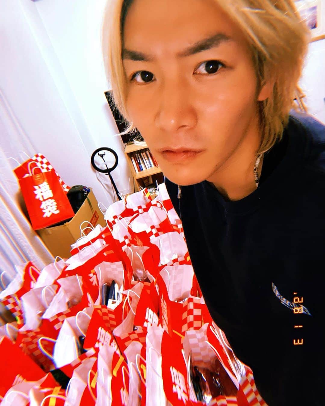 ジョーブログのインスタグラム：「今日、動画で上げたお正月のプレゼント企画の福袋が俺んちを占領して足の踏み場がない🤣  早く100人の人よもらってくれ！応募方法は3枚目の画像のQRコードからLINE追加するだけ！ほんまよろしくな〜  #レディゴー」
