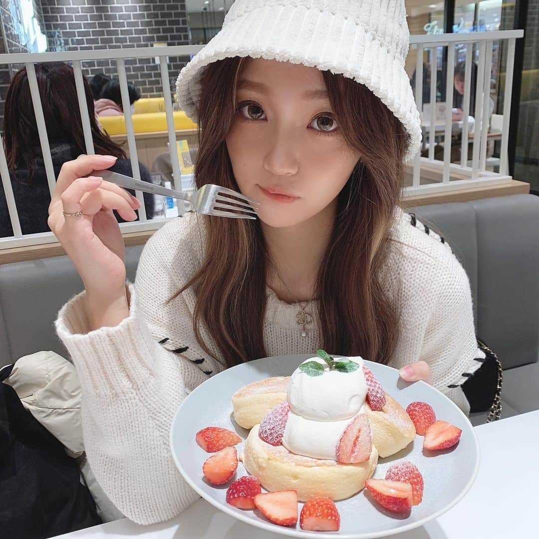 いっちゃん/嶋津 いつみのインスタグラム：「. . 正月の暴飲暴食…恐ろしいよね👉🏻👈🏻 . . . . みんなのお家のお雑煮はどんなのですか？←🍲 . . . . ちなみに我が家は 元旦が白味噌の雑煮 2日がすまし汁の雑煮 3日がぜんざい って何故か子供の頃から決まってる🤷🏻‍♂️💨 . . . . そしてそれがフツーだと思ってたた🐯💚笑 . . . . .  #関西  #関西サロモ  #サロンモデル #サロモ #いっちゃん  #フリーモデル #関西モデル  #あざといっちゃん #かわいっちゃん #いっちゃんコーデ  #ブライダルモデル #アレンジモデル #ヘアカラー  #ヘアアレンジ #くしゃ顔  #ヨシンモリ #치맥  #좋아요환영 #소통환영 #팔로우환영 #팔로미 #인친환영 #친구해요 #셀카 #셀피」