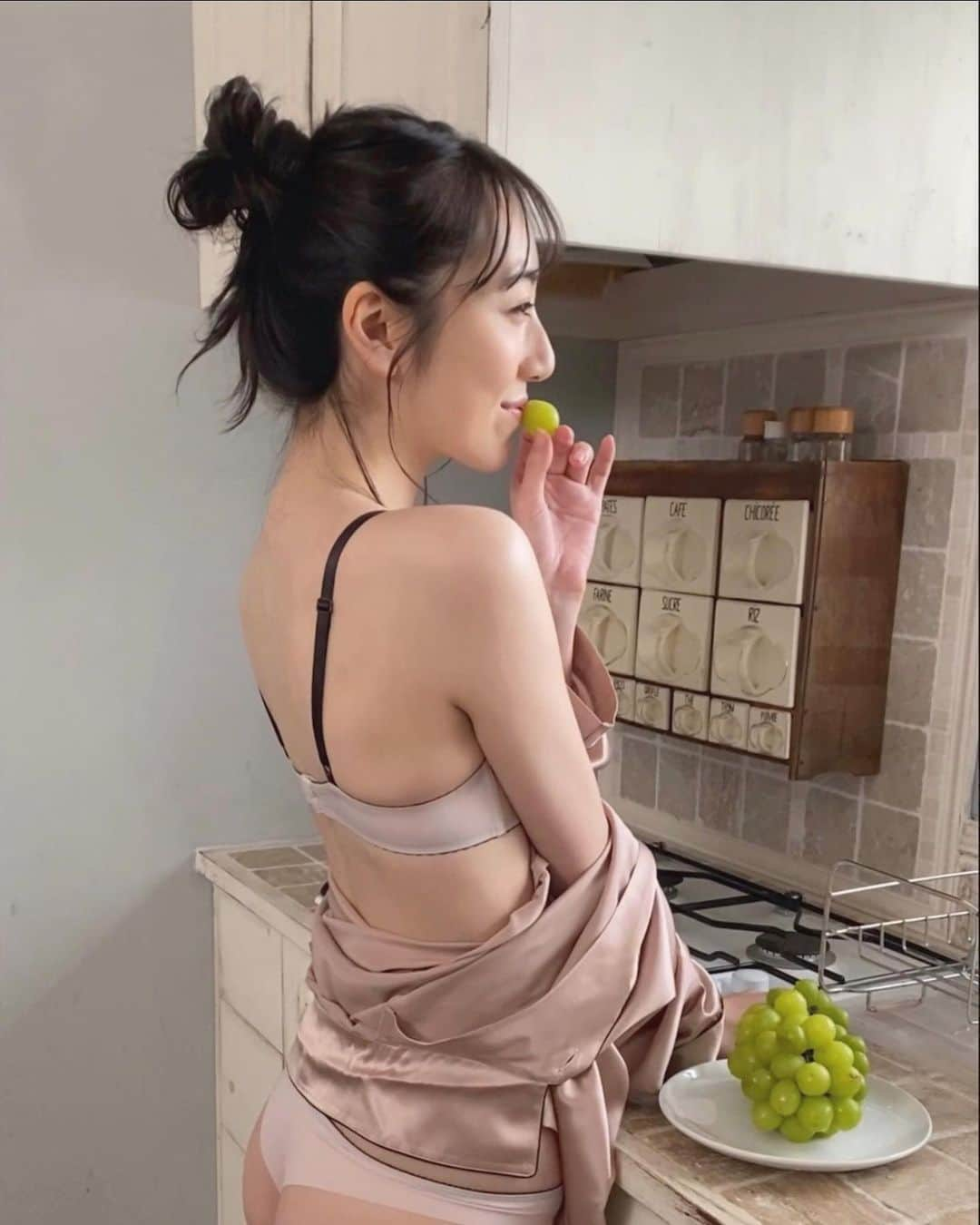 松井咲子さんのインスタグラム写真 - (松井咲子Instagram)「写真集発売まであと２週間だよ〜🍇あっという間🍑  #松井咲子写真集 #オフショット」1月4日 21時57分 - sakiko___official