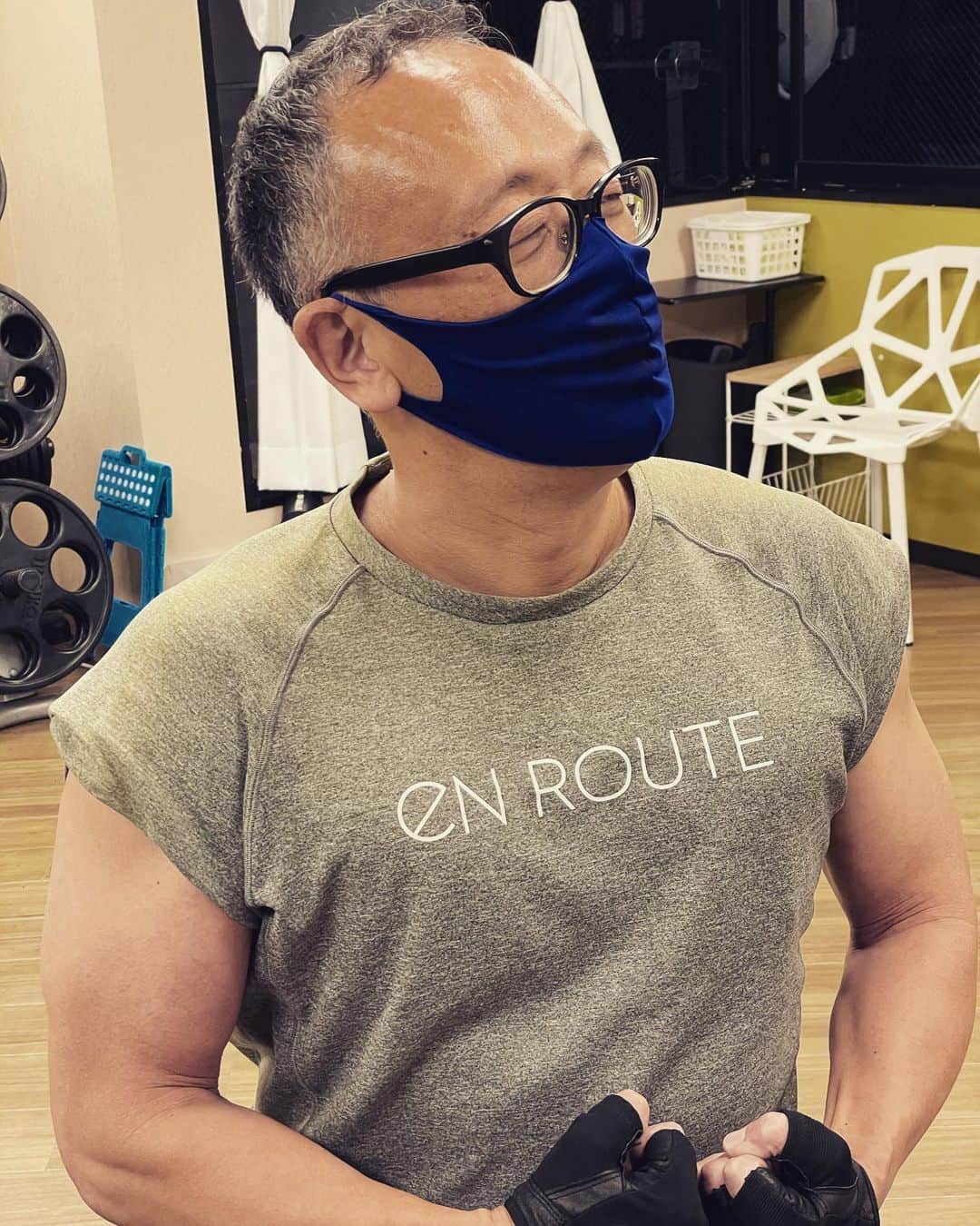 西田善太のインスタグラム：「ジム始め。EN ROUTEのTシャツが気に入りすぎてて、ボロボロになるまで使い切る❤️。左肩が治ったら、右肩の調子がおかしくなってきた🥺。世はひとつながりだ。 NO PAIN NO GAIN! #HONEST」