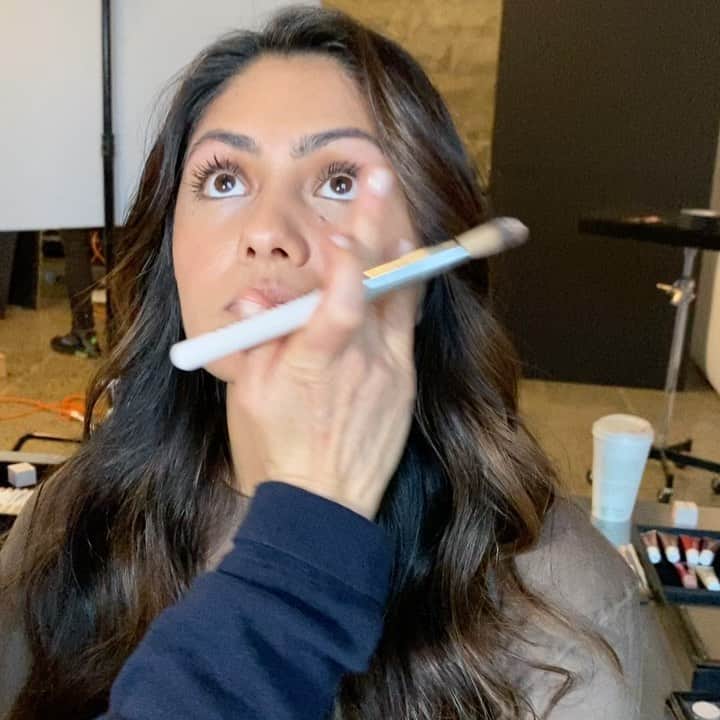 ボビー・ブラウンのインスタグラム：「Thinking a lot about education and found this video #bts in my library of my beautiful future daughter-in-law @payalpateldpt ( a beautiful and strong human and gifted physical therapist and business woman) @adaptphysicaltherapy  I used bronze miracle balm as a tint or color corrector and Tawny as a blush and lip stain with the new brush. as a makeup artist there are many ways to manipulate the product so it works for that particular application. And we are all so different in our needs. Happy to answer any questions you have below. Or join me live later today on Instagram and I’ll show you how. ( time tbd)」