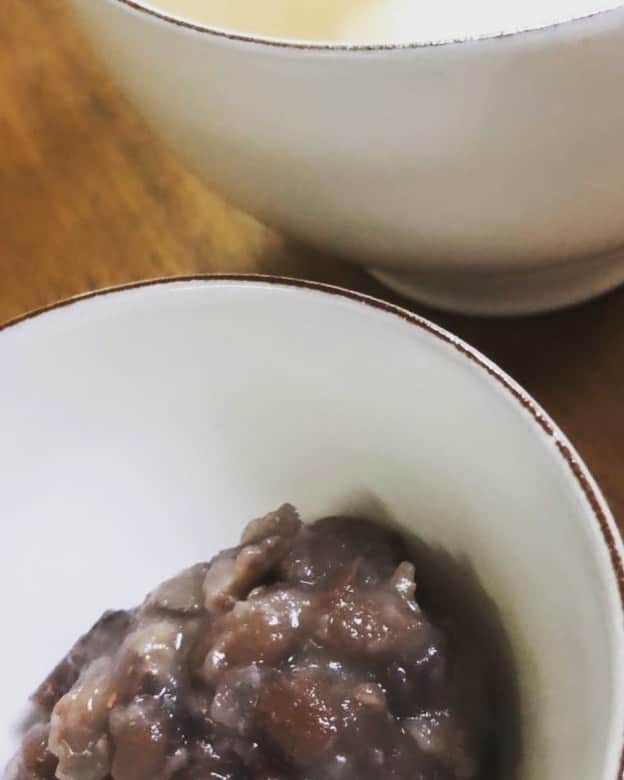 MIHOさんのインスタグラム写真 - (MIHOInstagram)「【myアズキ生活】  トラヤカフェの小豆カフェオレがクセになったので、最近はお砂糖がわりに　@eri.m.nene  におしえてもらって仕込んだ小豆をドポン！と  小豆カフェオレ 私的にちょっとシナモンも入れて  あぁ、おいひい  てんさい糖  今年はなるべく体を冷やす白い砂糖は控えたい  小豆は増血作用あるから女子、必須デス  すごい、出来る子みたいだ😹  #あんこ #小豆カフォオレ #甘いのでお砂糖いらない #小豆 #てんさい糖 #お塩 #シナモン #カフェオレ #sweets #健康 #器 #みほのグウタラゴハン」1月4日 22時06分 - 27.allen_miho