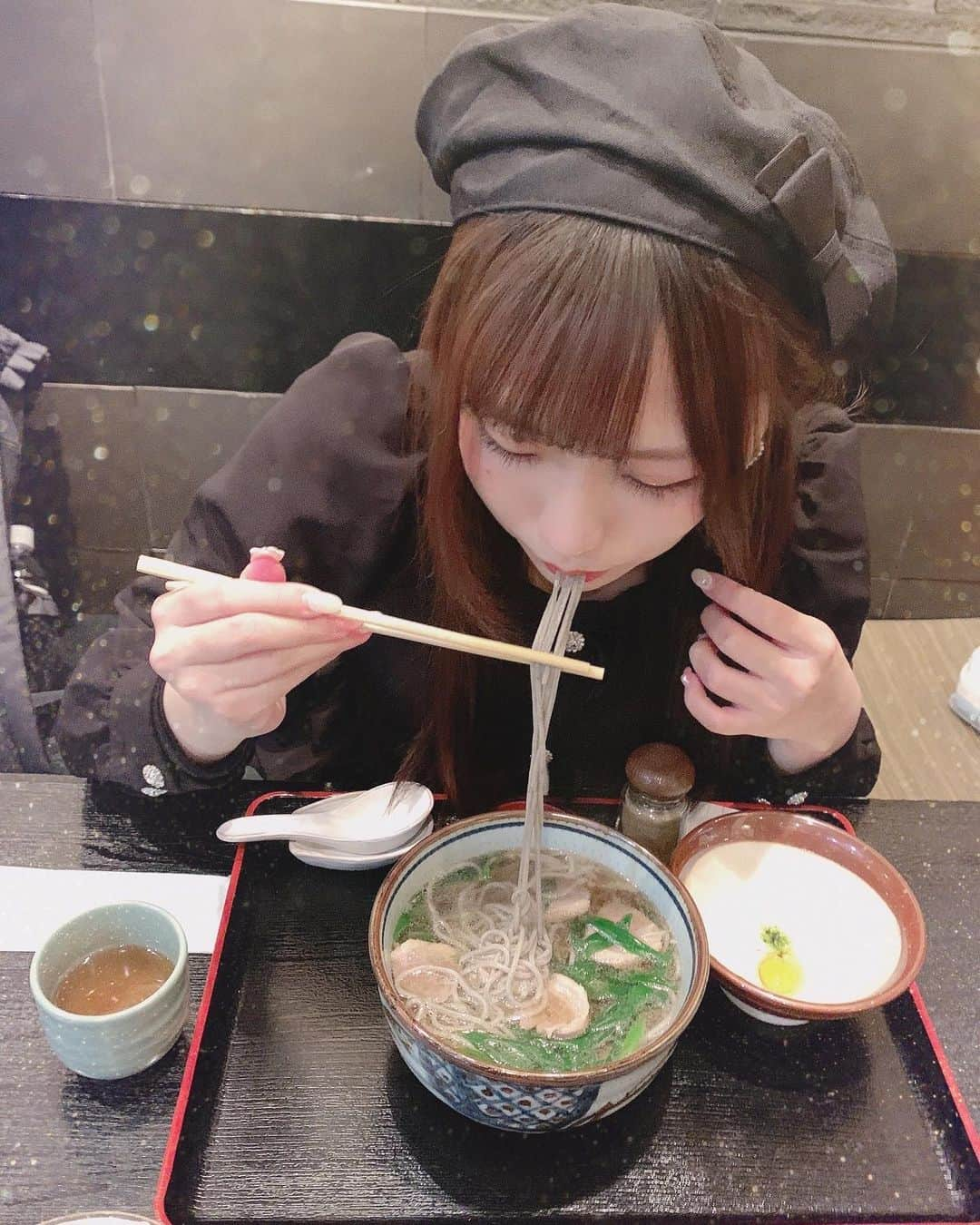 城崎ひまりさんのインスタグラム写真 - (城崎ひまりInstagram)「大阪帰って蕎麦4食くらい食べた...🥺 お家で年越し蕎麦も食べたし、お気に入りの蕎麦屋さんにも行っちゃった♡ そういえば東京で最後に食べたのものりたやとのお蕎麦でした(うどん初めもしたよ🐢) ちなみに蕎麦屋さんでは鴨肉のお蕎麦にとろろをトッピングします🦆 . . . . #蕎麦 #お蕎麦 #鴨肉 #鴨 #ねぎ #ランチ #美味しい #お腹空いた #lunch #soba #kamo #girl #idol #kawaii #kawaiigirl #kawaiifashion #followme」1月4日 22時18分 - shirosakihimari