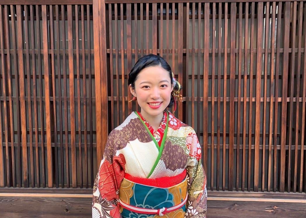 藤野涼子のインスタグラム：「あけましておめでとうございます🌅　 みなさんお正月はどう過ごしましたか??  　わたしは、お正月から部屋のレイアウトを変えたりして忙しい休日を過ごしました  　この写真は、ミヤ京の撮影で振袖を着させてもらったときのです☺︎ 2019は、舞台の地方公演で成人式に参加出来なくて前撮りの時にしか振袖を着れなかったので、2020で撮影で着ることができてラッキーでした! 　 #ミヤ京　#ミヤコが京都にやって来た #佐々木蔵之介 さん　#藤野涼子 #あけましておめでとうございます　#振袖 #お正月」