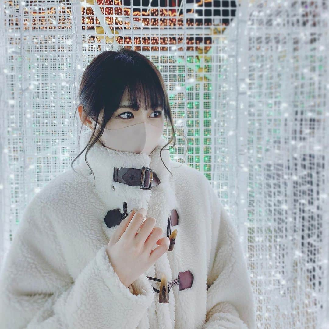 のインスタグラム：「🐻 ． ． #くまちゃんダッフルコート  たまたまアウター探してて 一目惚れしてお得にGETしたやつ ☁ ． モコモコしてて暖かい上に 名前も見た目もかわいいし フード取り外し可能で最高かとなった ． マスクも #niceclaup のだよ〜〜 ． ． ところで皆さんは福袋買う派ですか？ 私は中の物よりもワクワクを得るために 毎年なにかしらはゲットしてるよ 🛍 ． でも今年は買う暇なくて断念した、、 ネットのも買い逃しちゃってショック ． ． ちなみに年末ジャンボは1枚だけ買ってた 笑 受付の人に 「いちまい？！？」って引かれたし 結果はちゃんと外れたし今年も絶好調✌🏻 ． ． #くま #くまアウター #冬のアウター #ダッフルコート #ダッフィー #くまちゃん #年末ジャンボ #宝くじ #福袋 #恒例行事 #ナイスクラップ #ナイス #血色マスク #ビックシルエット #もこもこ #くまみたい #japanesegirl #japaneseidol #idol #girl #bearcoat #bearouter #duffelcoat  #followforfollowback #followｍe #likeme #mocomoco #kawaii」