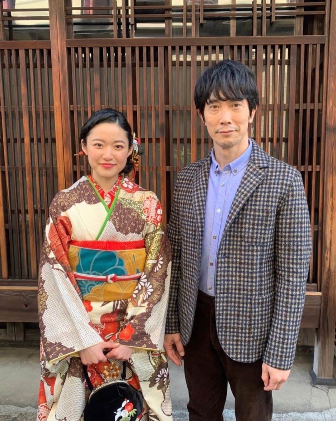 藤野涼子のインスタグラム：「蔵之介さんとのツーショットを撮らせていただきました♪♪♪  「ミヤコが京都にやってきた」放送日までABCは後5日、TVKは後7日  ABCテレビは2021年1月10日（日）毎週日曜よる11時55~  初回放送のみ深夜0時25分からです！  テレビ神奈は2021年1月12日（火）毎週火曜よる11時00~ 　 　是非見てください☺︎  #ミヤコが京都にやって来た #ミヤ京 #佐々木蔵之介 さん　#振袖 #abcテレビ #tvk」