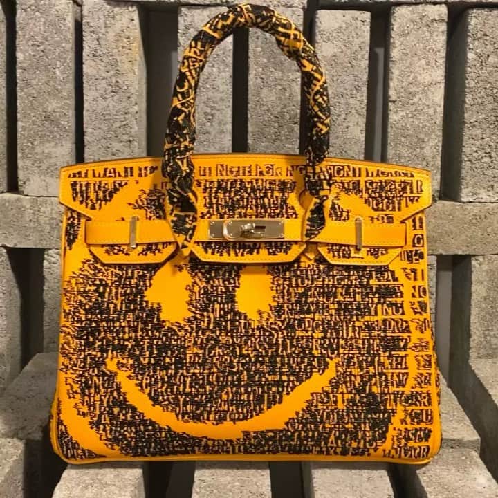 ジェイアーのインスタグラム：「HAPPY NEW YEAR  The Vintage Iconic Hermes Bags Transformed by Jay Ahr  « Smiley » Act 2 Provenance: New York, USA 2001  Yarn embroidery   #hermes #jayahr #jonathanriss #kelly #birkin #constance #hermes #hermesbag #birkinbandana #bandana #oneoff #vintage #embroidery #sustainable #Art  #iconsxjayahr #everyhumanisanartist #transformation #transformationdivision #SMILEY #gangstahr #bobbymcferrin « dontworrybehappy」